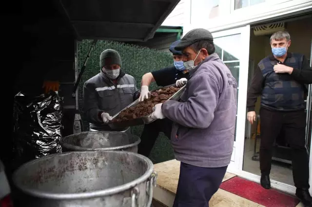 Okul tatil olunca yemekleri sokak hayvanlarına götürdüler