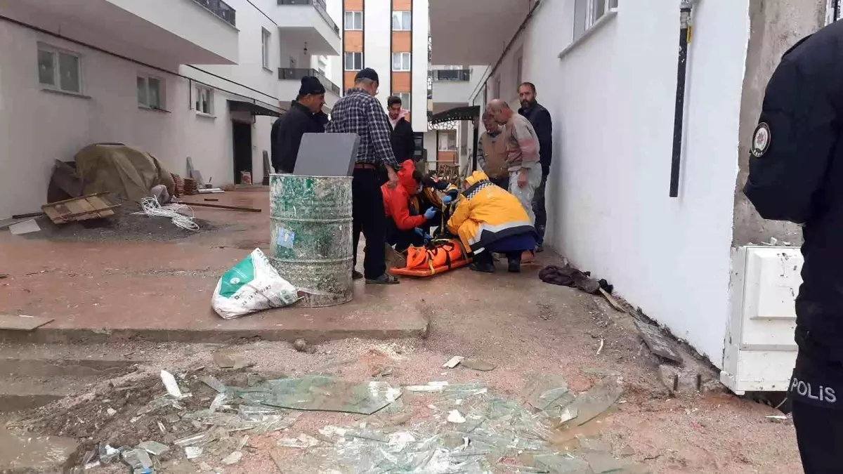 Osmancık'ta şiddetli rüzgar inşaat halindeki bir binanın camını kırdı: 1 yaralı