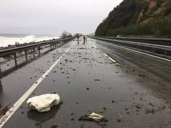Rize'de fırtına; dalgalarla gelen taşlar, sahil yoluna doldu