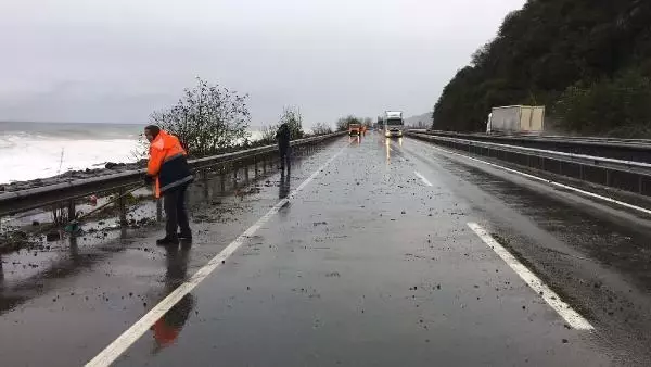 Rize'de fırtına; dalgalarla gelen taşlar, sahil yoluna doldu