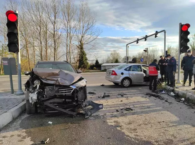 Sakarya'da otomobil ile cip çarpıştı: 2 yaralı