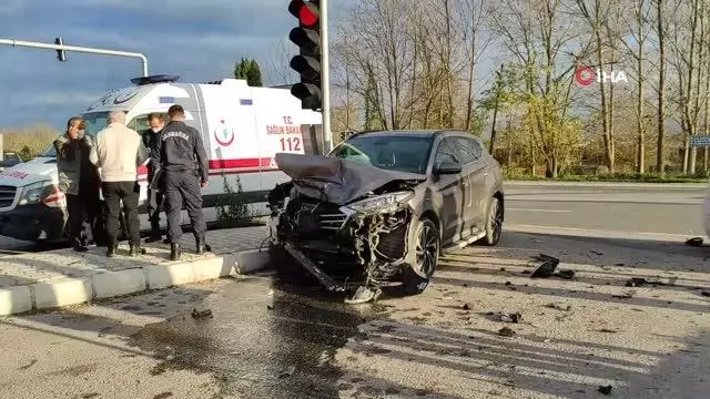 Sakarya'da otomobil ile cip çarpıştı: 2 yaralı
