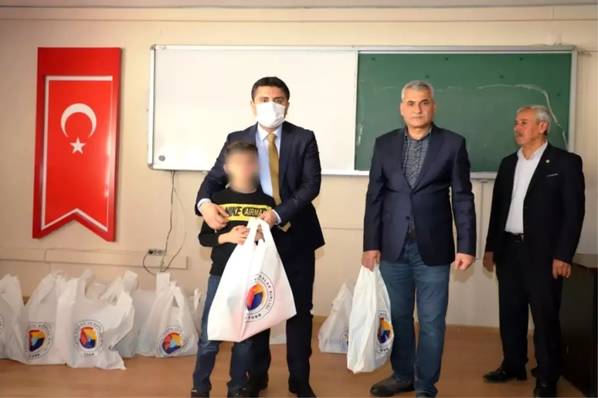 Şırnak'ın Cizre ilçesinde öğrencilere kışlık bot yardımı yapıldı