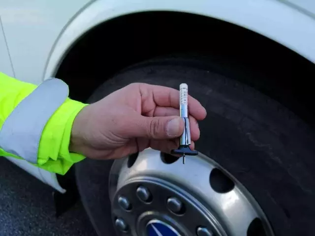 Ticari araçların lastikleri tek tek denetlendi