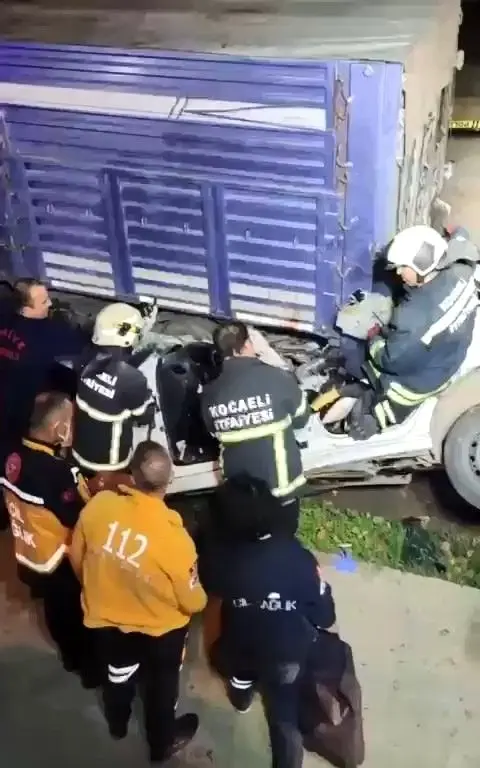 Tırın altına giren otomobil kağıt gibi ezildi: 3 ölü