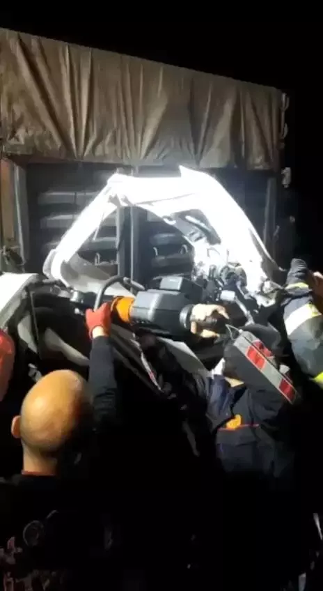 Tırın altına giren otomobil kağıt gibi ezildi: 3 ölü