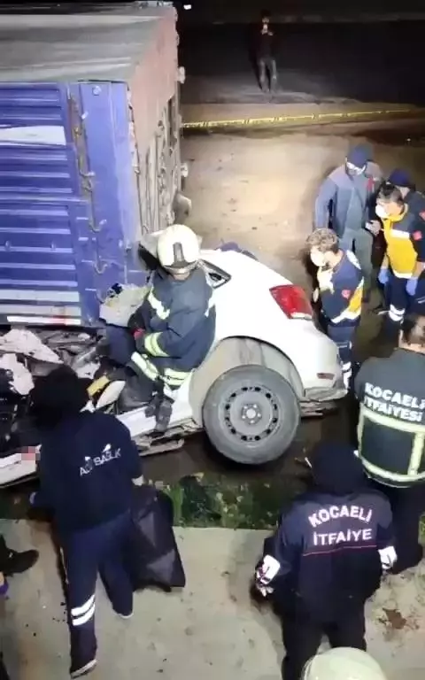 Tırın altına giren otomobil kağıt gibi ezildi: 3 ölü