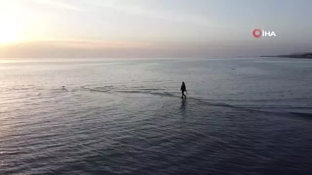 Van Gölü'nün üzerinden yürüdüler