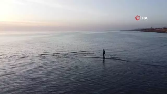 Van Gölü'nün üzerinden yürüdüler