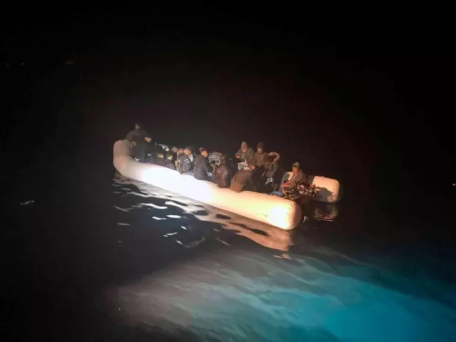 Son dakika haber! Yunanların ölüme terk ettiği göçmenleri Sahil Güvenlik kurtarıyor