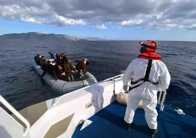 Son dakika haber! Yunanların ölüme terk ettiği göçmenleri Sahil Güvenlik kurtarıyor