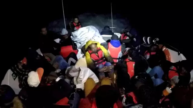 Son dakika haber! Yunanların ölüme terk ettiği göçmenleri Sahil Güvenlik kurtarıyor