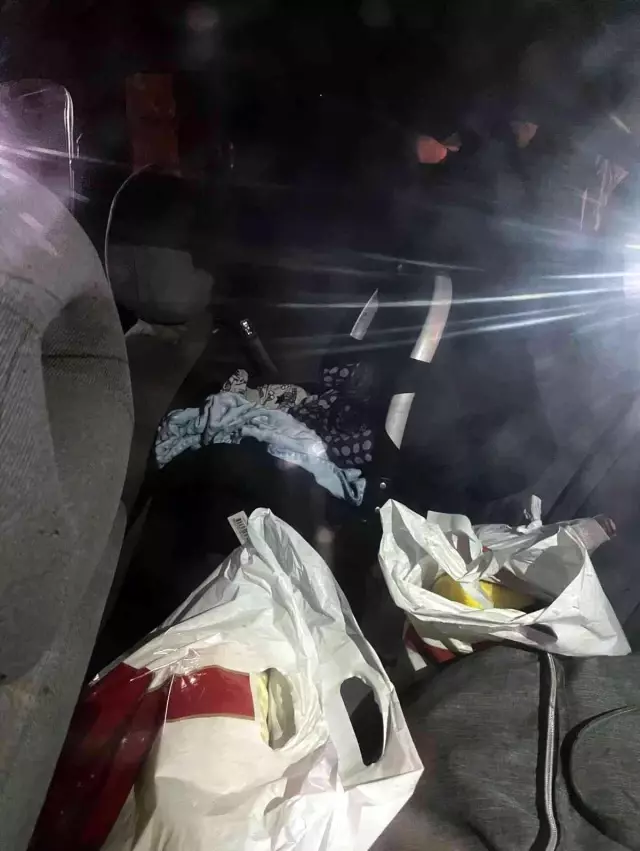 4 aylık bebeklerini arabada kilitleyip alışverişe gittiler
