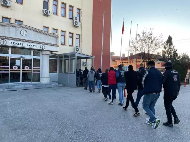 AFYONKARAHİSAR - İddia kuponu dolandırıcılığı operasyonunda 7 zanlı tutuklandı