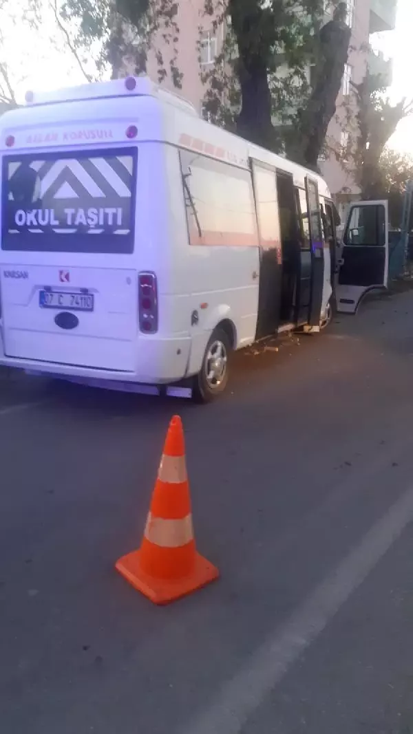Antalya'da okul servisi, ağaca çarptı: 7'si öğrenci 8 yaralı