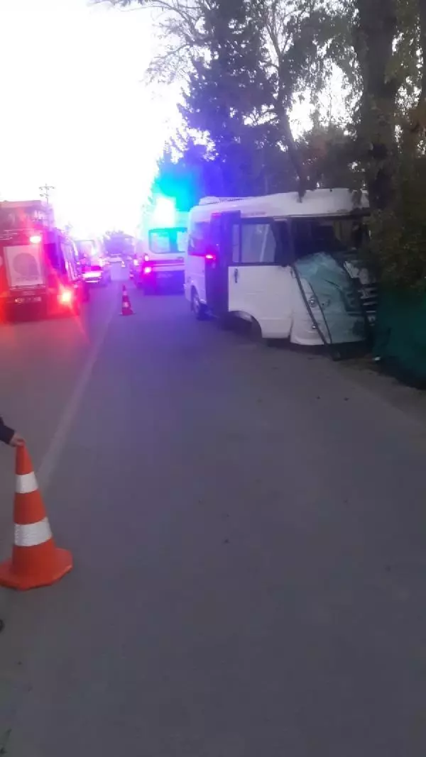 Antalya'da okul servisi, ağaca çarptı: 7'si öğrenci 8 yaralı