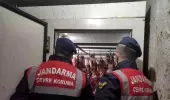 Geçen ay suçüstü yakalanan baba oğulun evine yine baskın! Zemin katı depoya çevirmişler, tek tırnaklı hayvan kesiyorlar