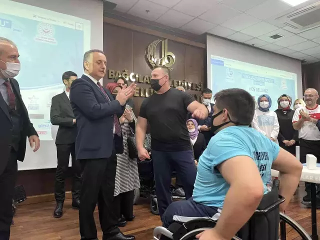 Bağcılar'da mankenler, 'Dünya Engelliler Günü' için podyuma çıktı