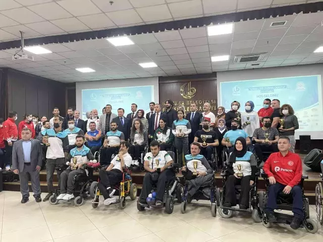 Bağcılar'da mankenler, 'Dünya Engelliler Günü' için podyuma çıktı