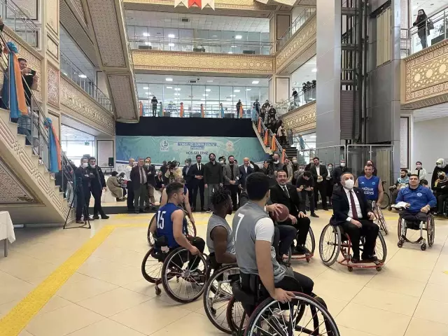Bağcılar'da mankenler, 'Dünya Engelliler Günü' için podyuma çıktı