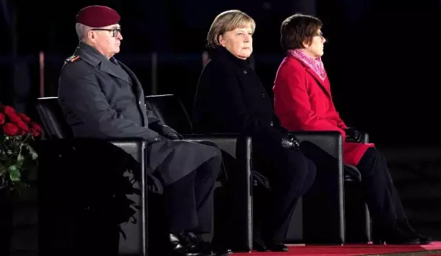 Başbakanlığı devredecek olan Merkel'e Alman ordusundan veda töreni
