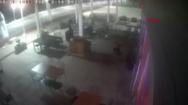 BELEDİYENİN İŞLETTİĞİ KAFEDE MASA- SANDALYELERİ KIRDILAR; O ANLAR KAMERADA
