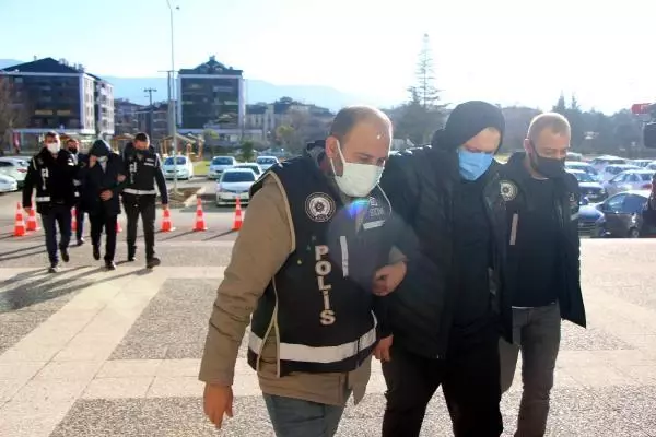 'Bıçak parası' alan doktor ve sağlık memuruna suçüstü