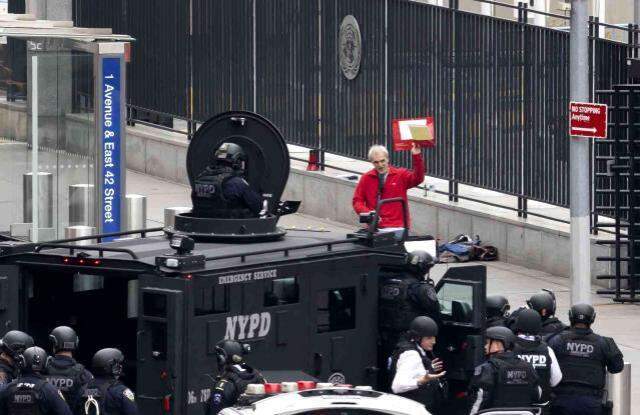 BM Genel Merkezi önünde intihar girişiminde bulunan şahıs panik yarattı