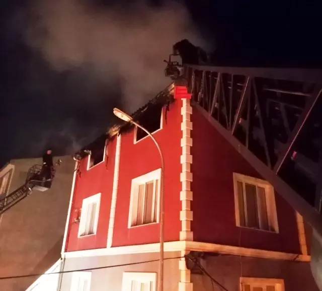 Emet'te 4 katlı binanın çatı katında çıkan yangın korkuttu