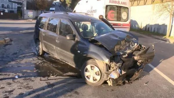 ESENYURT'TA ÇARPIŞAN İKİ ARACIN ARASINDA KALMAKTAN SON ANDA KURTULDU