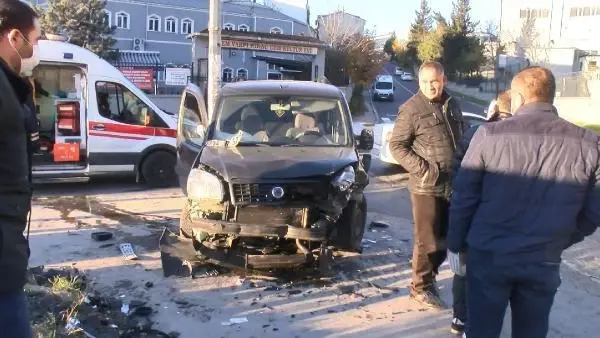 ESENYURT'TA ÇARPIŞAN İKİ ARACIN ARASINDA KALMAKTAN SON ANDA KURTULDU