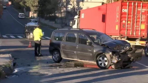 ESENYURT'TA ÇARPIŞAN İKİ ARACIN ARASINDA KALMAKTAN SON ANDA KURTULDU