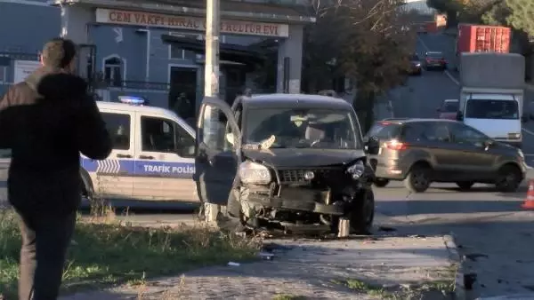 ESENYURT'TA ÇARPIŞAN İKİ ARACIN ARASINDA KALMAKTAN SON ANDA KURTULDU