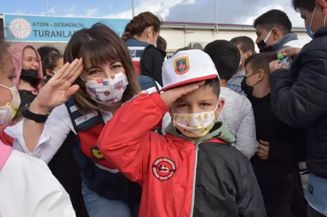 Germencik'te jandarma, öğrencilerle buluştu