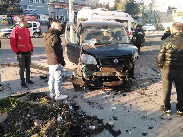 Esenyurt'ta kaza: Araçların arasında kalmaktan kıl payı kurtuldu