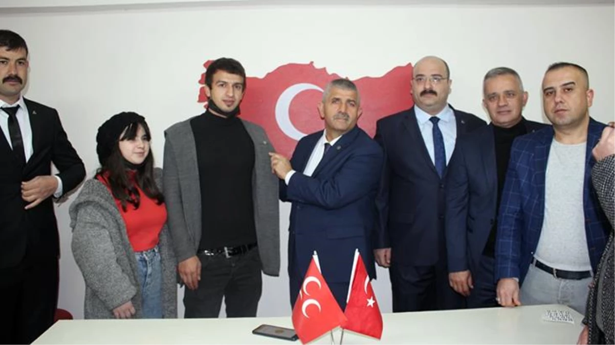 İzmir'de CHP ve İYİ Parti'den istifa eden 27 kişi MHP'ye katıldı