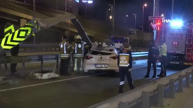 Kadıköy'de otomobil bariyerlere ok gibi saplandı: 1 ölü