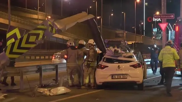 Kadıköy'de otomobil bariyerlere ok gibi saplandı: 1 ölü