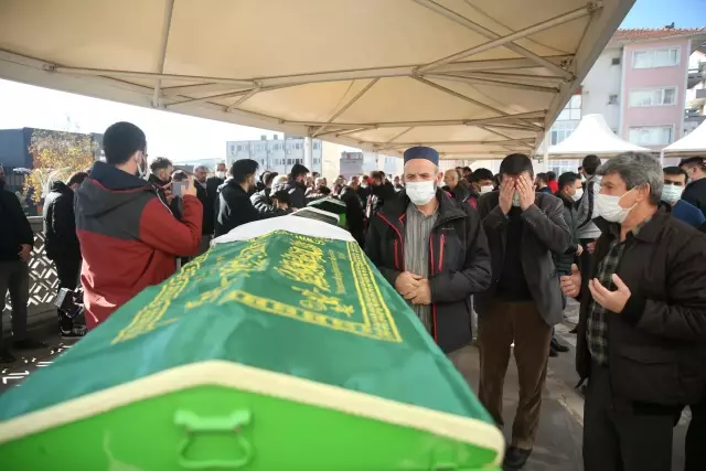 Trafik kazasında hayatını kaybeden 3 gencin cenazesi defnedildi