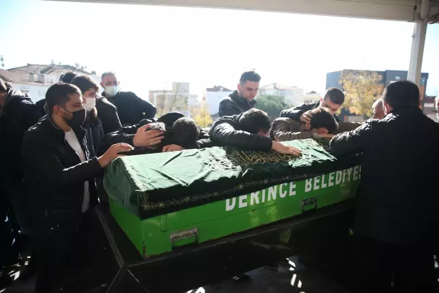 Trafik kazasında hayatını kaybeden 3 gencin cenazesi defnedildi