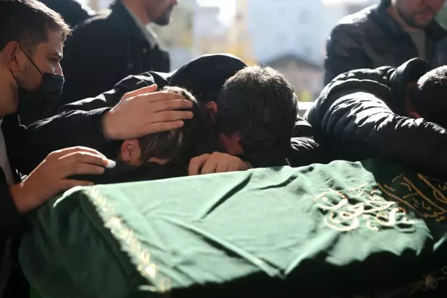 Trafik kazasında hayatını kaybeden 3 gencin cenazesi defnedildi