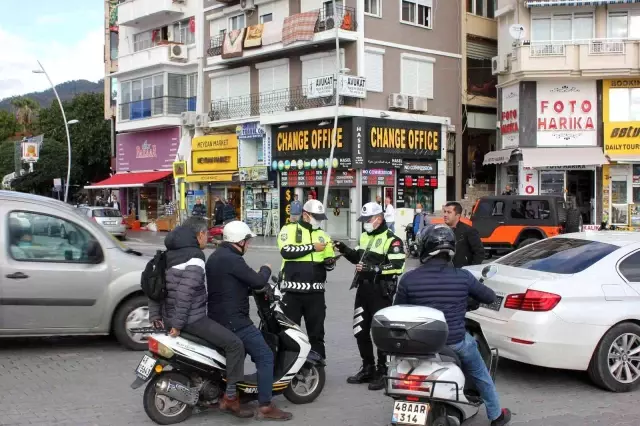 Marmaris'te kask takmayan motosiklet sürücülerine ceza kesildi