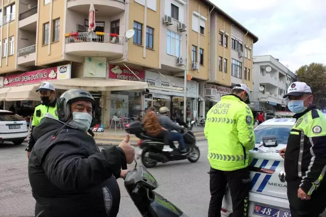 Marmaris'te kask takmayan motosiklet sürücülerine ceza kesildi