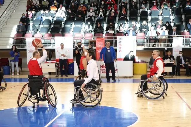 Niğde Valisi Şimşek ve protokol üyeleri, tekerlekli sandalyede basketbol oynadı