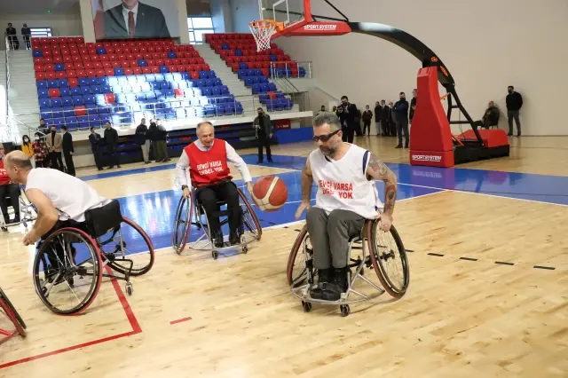 Niğde Valisi Şimşek ve protokol üyeleri, tekerlekli sandalyede basketbol oynadı