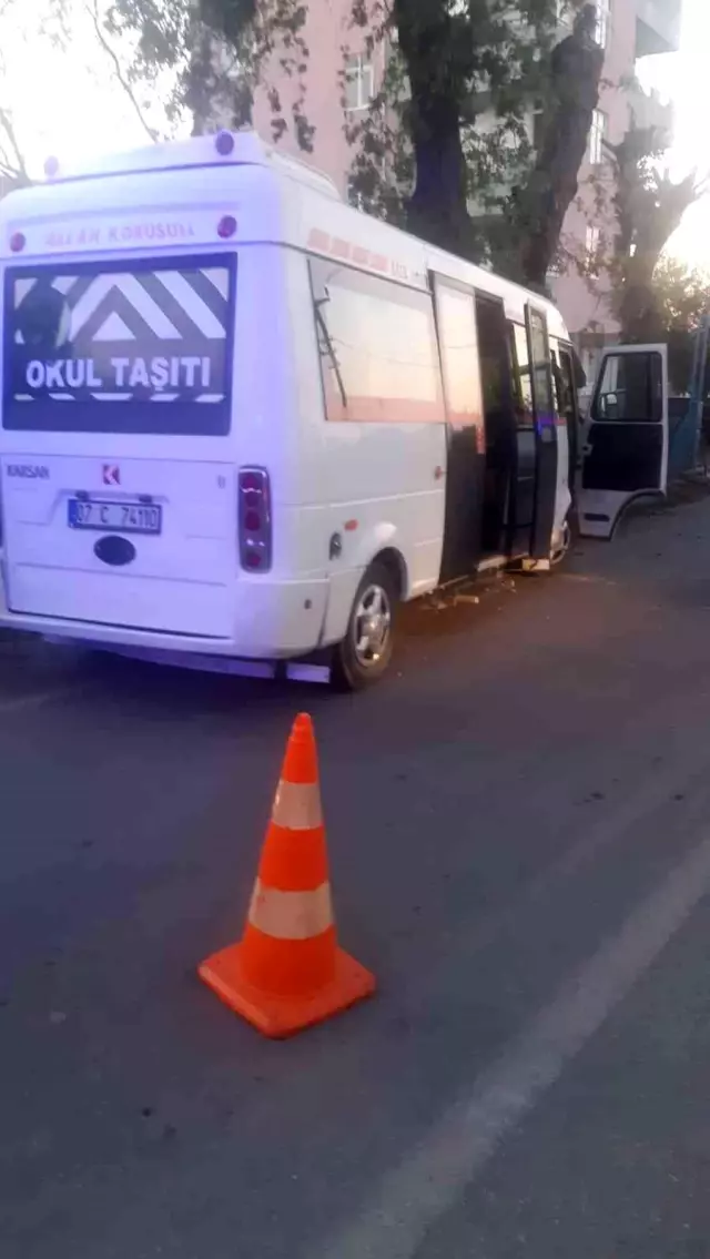 Okul servisi ağaca çarptı: 8 yaralı