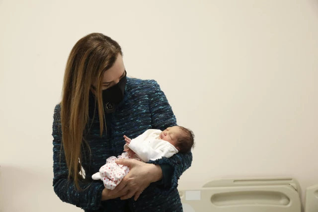 τελευταία νέα |  Ο πρύτανης Nükhet Hotar επισκέπτεται παράτυπες μετανάστριες μητέρες που γέννησαν στο νοσοκομείο DEU