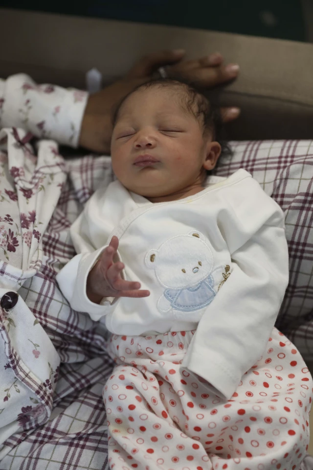 έκτακτες ειδήσεις |  Επίσκεψη του Πρύτανη Nükhet Hotar σε παράτυπες μετανάστριες μητέρες που γέννησαν στο Νοσοκομείο DEU