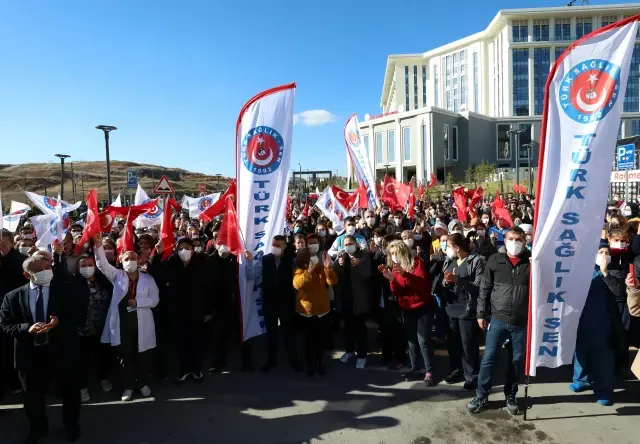 Türk Sağlık-Sen doktorlara yapılan zammın tüm sağlıkçıları kapsamasını istedi