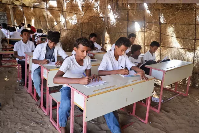 Yemen'de çatışmalar nedeniyle okulları yıkılan öğrenciler çadırlarda eğitim görüyor